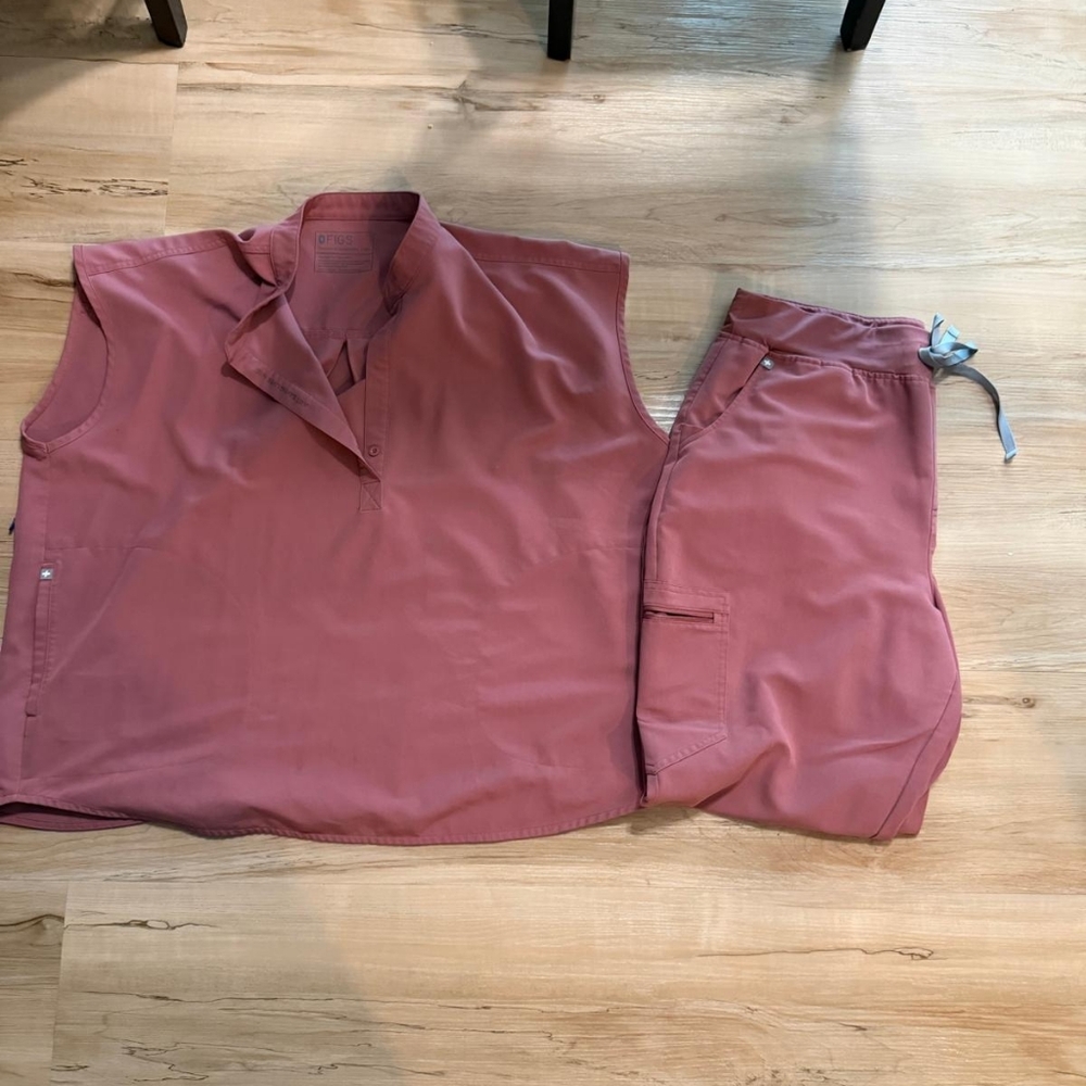 Figs Women's Scrub Set in Mauve